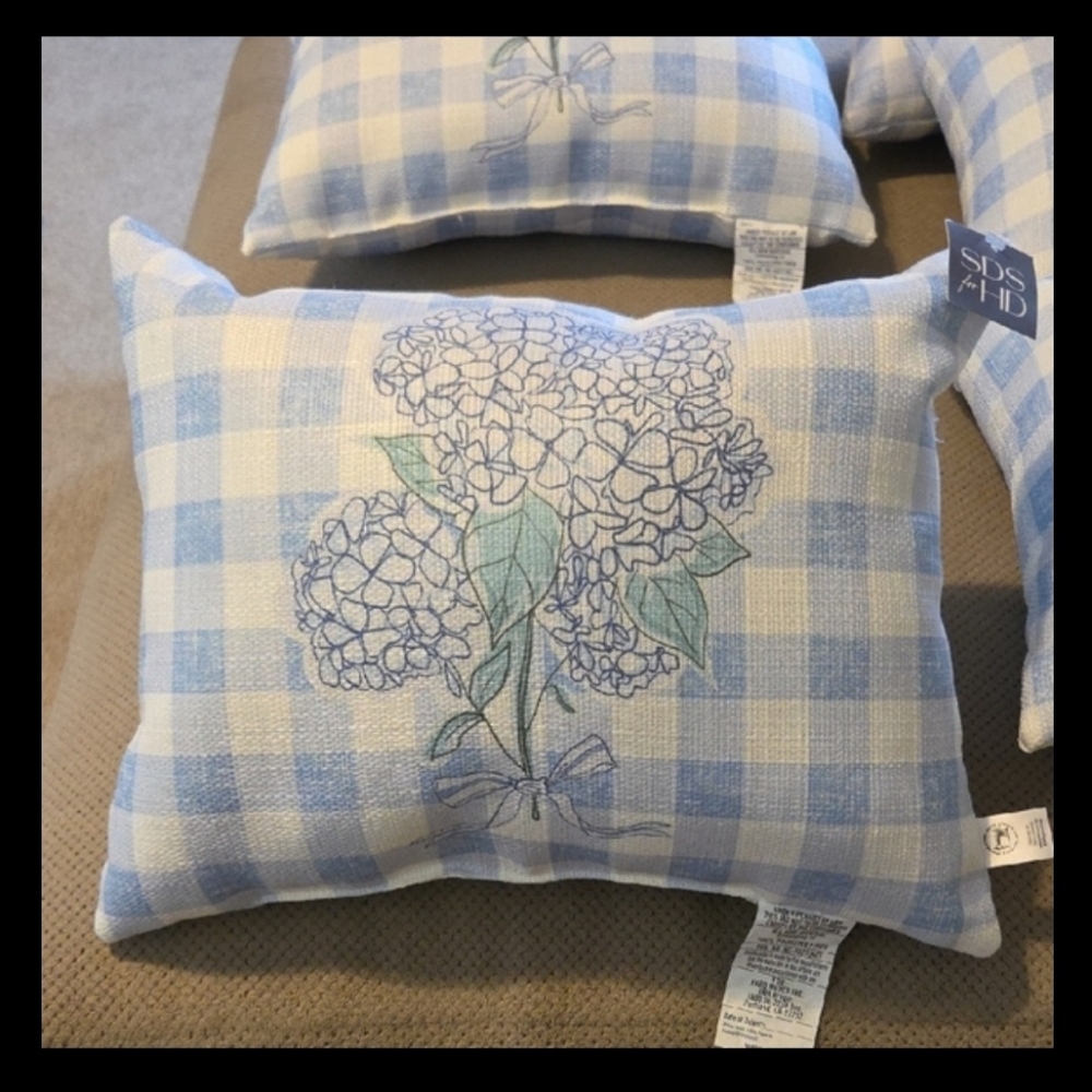 NEW SDS for HD Designs Bouquet Pillow. Blue & white checkered pattern & Hydrange